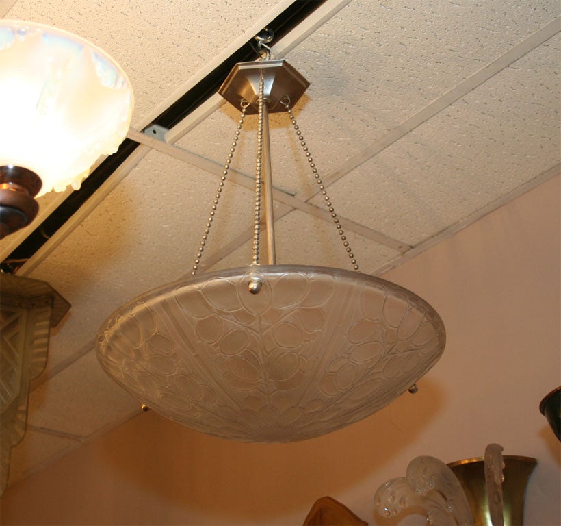 A French Art Deco chandelier by Simonet Freres, in clear and frosted glass molded with 