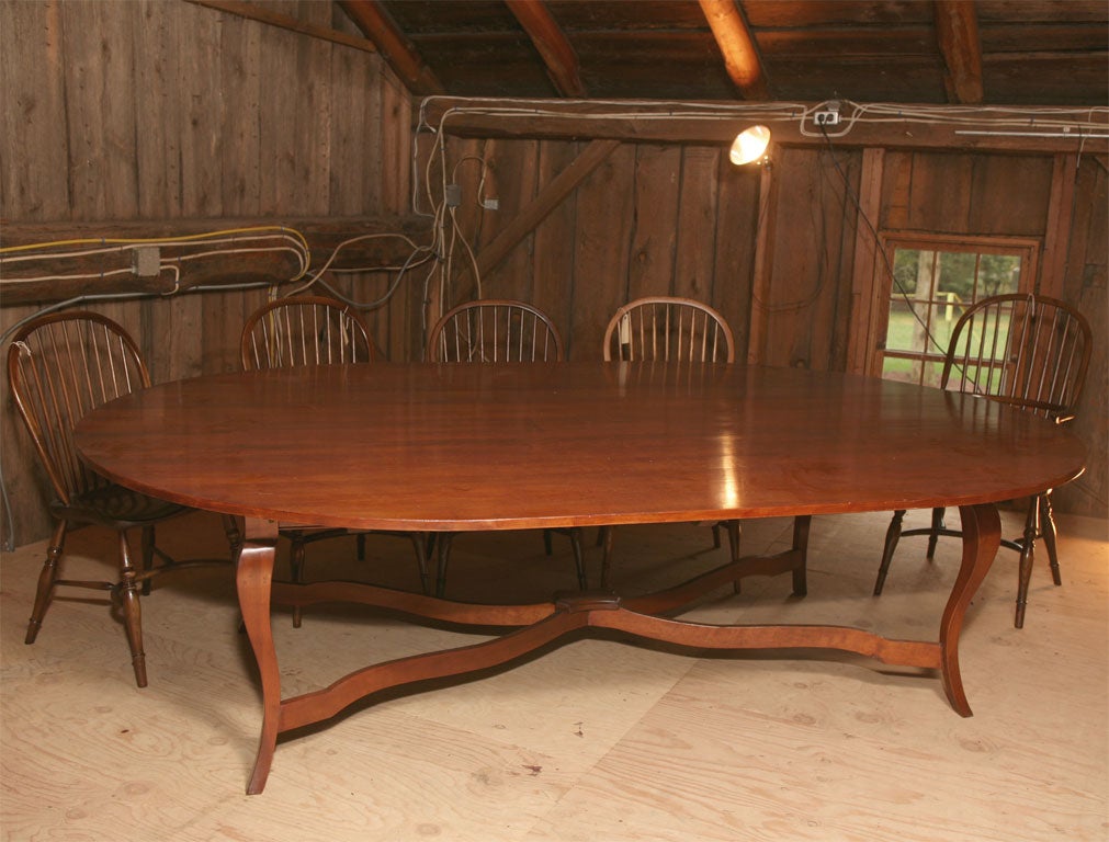 Cette magnifique table ovale a été fabriquée à la main en cerisier pour une grande famille (7 enfants) et a finalement été utilisée comme table de conférence dans une entreprise de Wall Street à Manhattan. Depuis, j'ai fabriqué d'autres tables pour