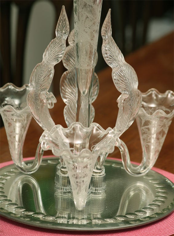 Magnifique épergne/ centre de table en cristal soufflé à la main Excellent état - En vente à Great Barrington, MA