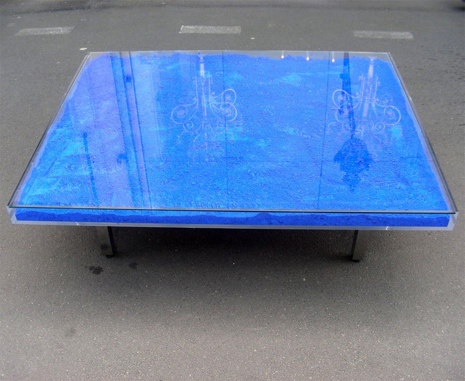 Rare modern coffee table, only thirty were made each year. Plaque of the editor underneath. Chromed metal base and plexiglass top with paint pigments. Serial number: 09 NE-SAE