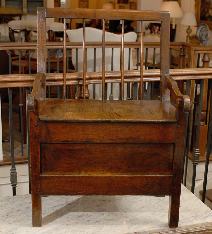 Inglese Sedia con schienale a pettine in castagno inglese del XIX secolo con braccioli curvi e grembiule lungo in vendita