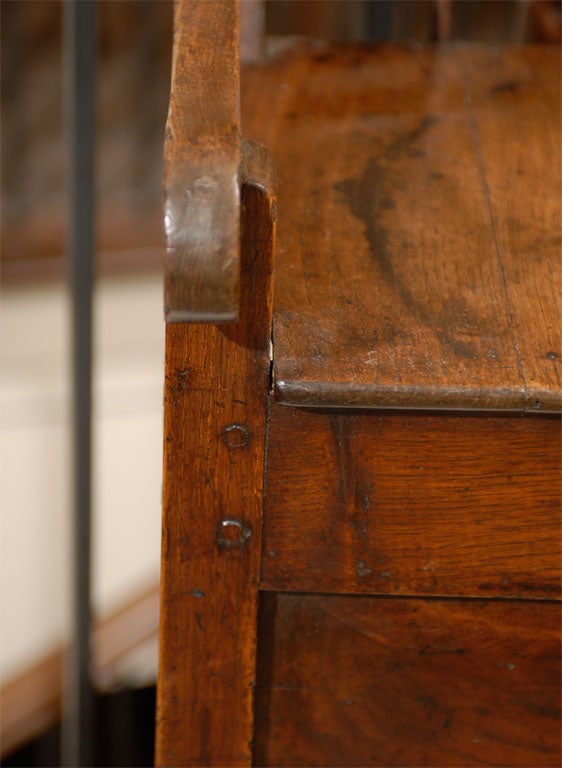 Legno Sedia con schienale a pettine in castagno inglese del XIX secolo con braccioli curvi e grembiule lungo in vendita
