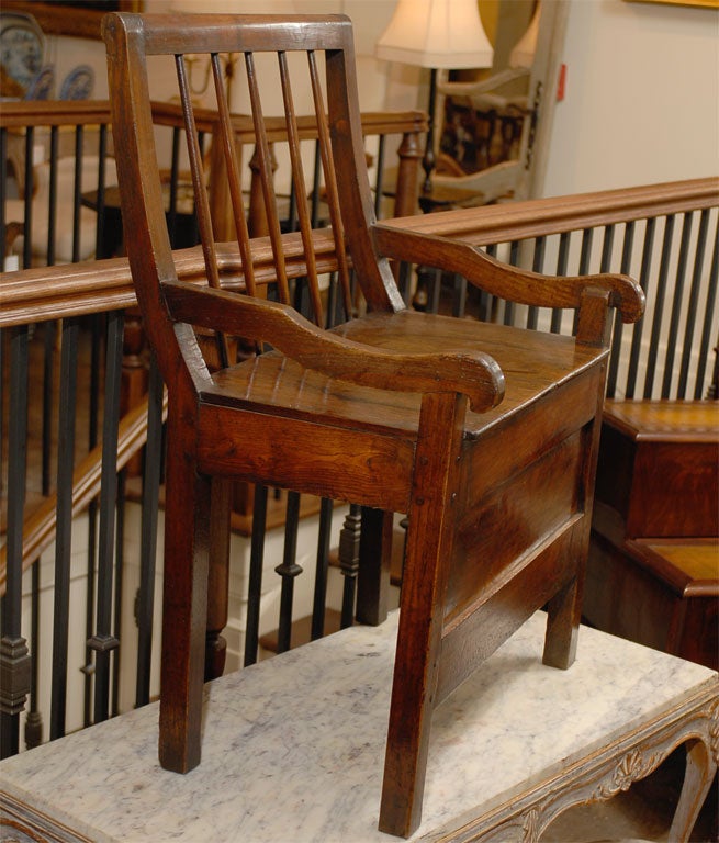 19th Century English Chestnut Comb Back Chair with Curved Arms and Long Apron For Sale 1