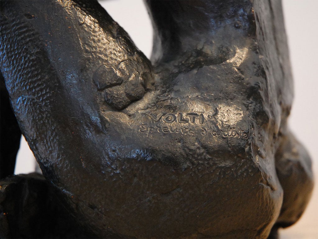 Français Bronze signé représentant un nu assis par Antoniucci Volti