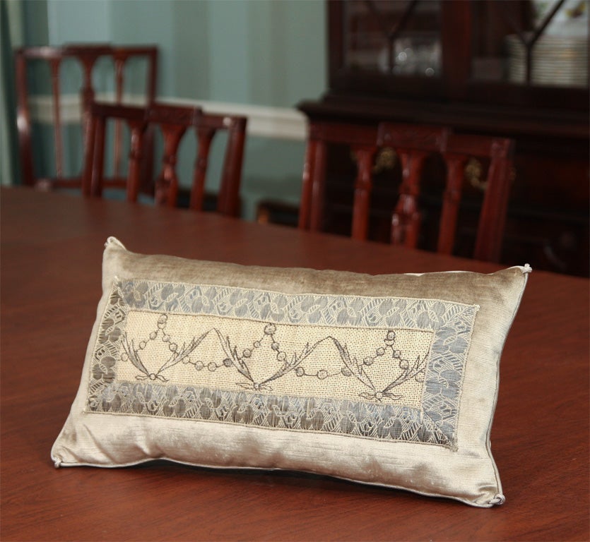 PILLOW WITH ANTIQUE LACE
