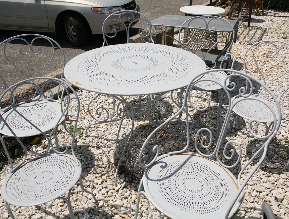 Garden table with 2 arm and 4 side chairs.