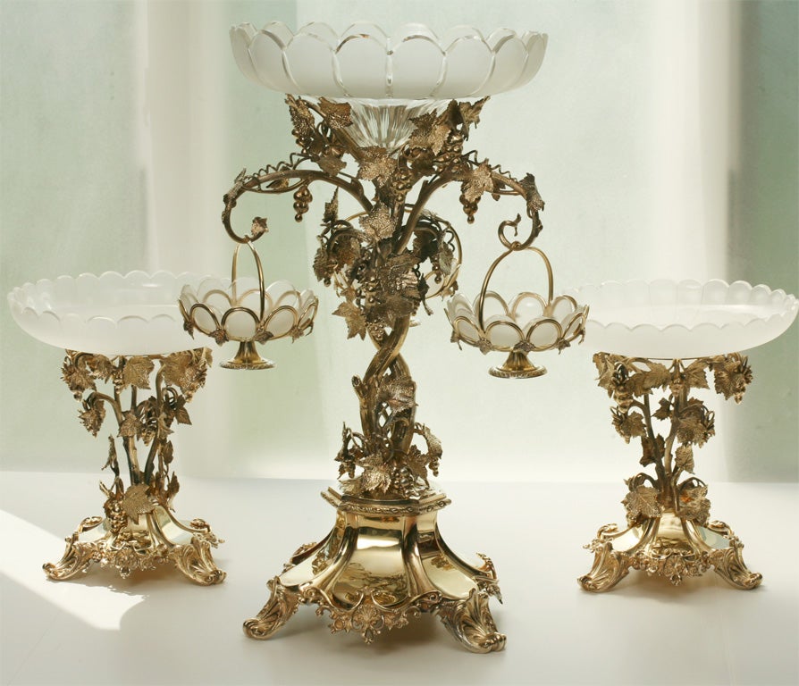 Magnifique centre de table/garniture en vermeil français, composé de trois pièces, avec motif de vigne et de feuilles. Le centre de table comprend trois paniers suspendus amovibles pour les fleurs, les fruits ou les friandises, avec des bols en