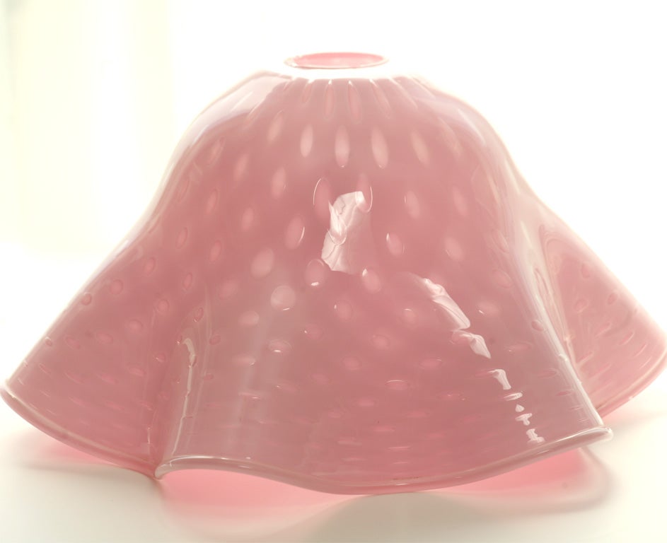Milieu du XXe siècle Abat-jour en verre de Murano rose avec bulles contrôlées attribué à Barovier en vente
