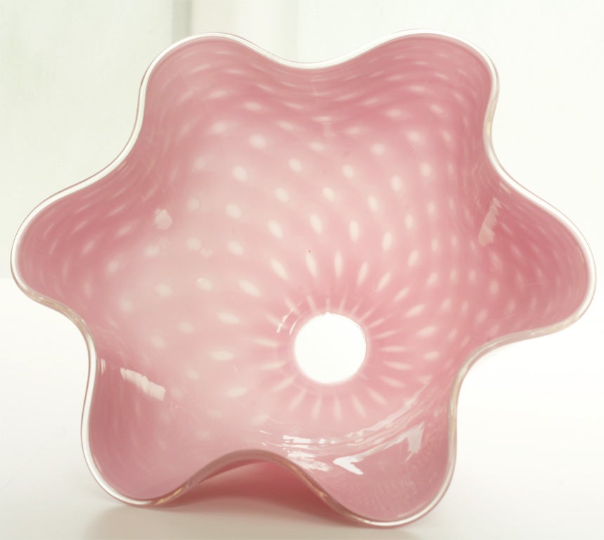 Abat-jour en verre de Murano rose avec bulles contrôlées attribué à Barovier en vente 2