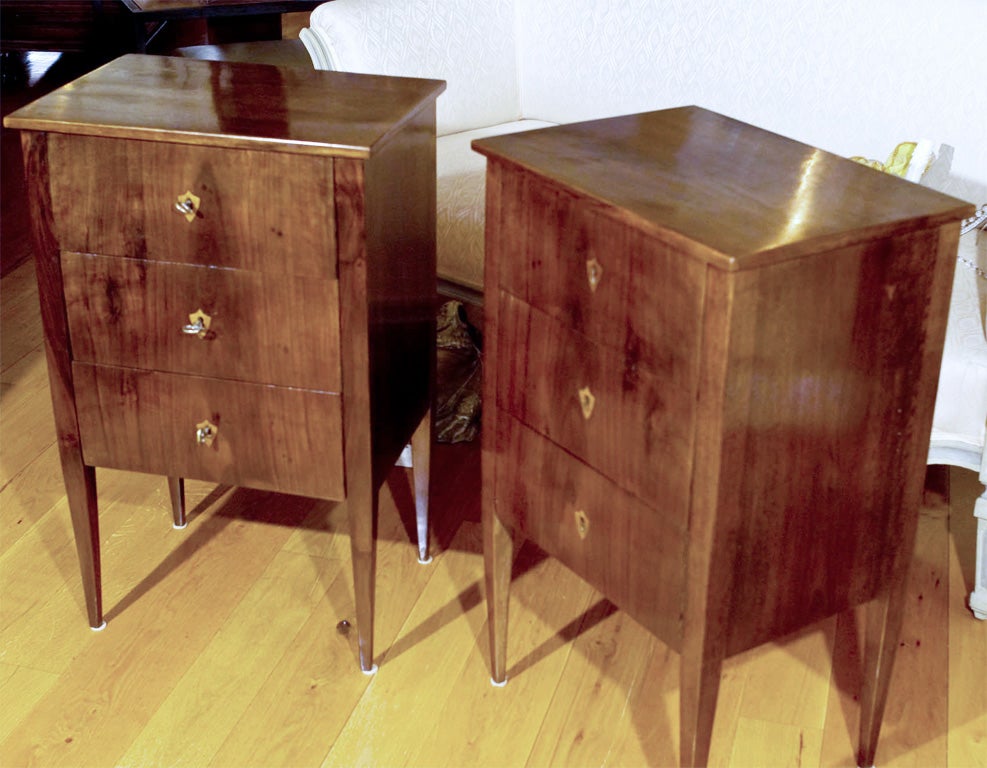 small pair of Italian chests/side tables in walnut
