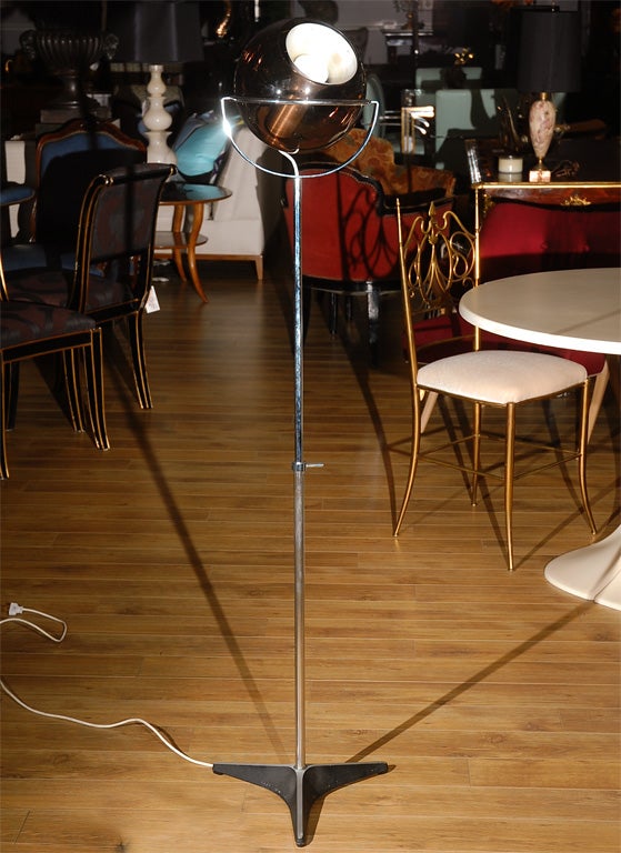 The Globe 2000 lamp was designed by Frank Ligtelijn.