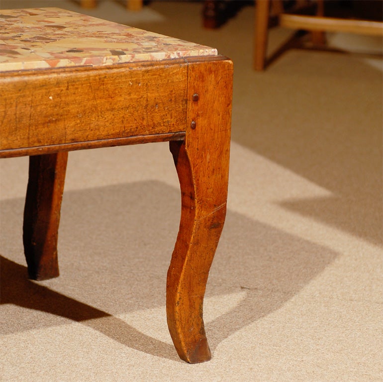 Milieu du XVIIIe siècle Banc/table à café Louis XV avec marbre Breche d' Alep, vers 1750 en vente