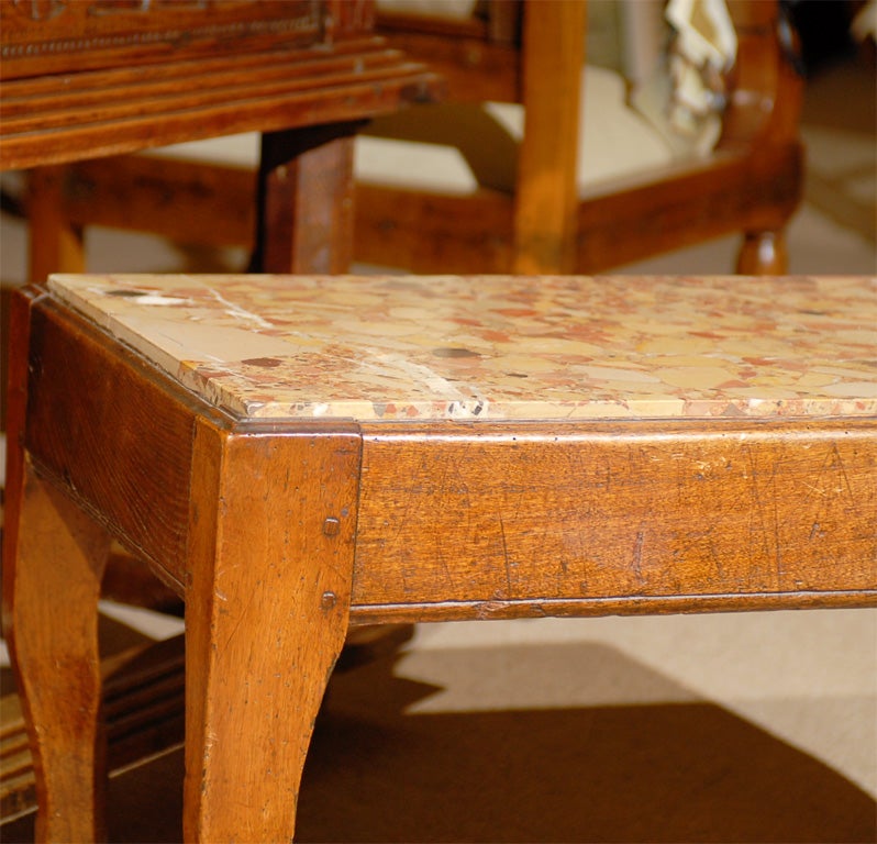 Milieu du XVIIIe siècle Banc/table à café Louis XV avec marbre Breche d' Alep, vers 1750 en vente