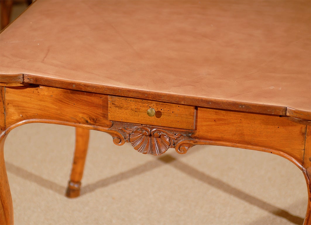Régence Regence Style Walnut Game Table with Scalloped Shell Carvings