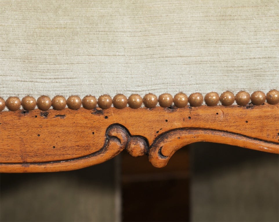 18th Century French Louis XV Large Scale Walnut Bench In Good Condition In Houston, TX