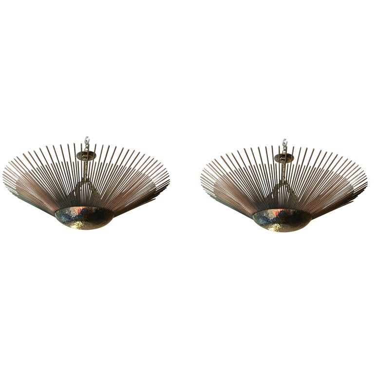 Coppia di grandi lampade francesi nichelate degli anni '40 circa con corpo martellato con raggi che sporgono dal centro e luci interne. Venduto singolarmente.

Misure:
Altezza (caduta minima) 11.5