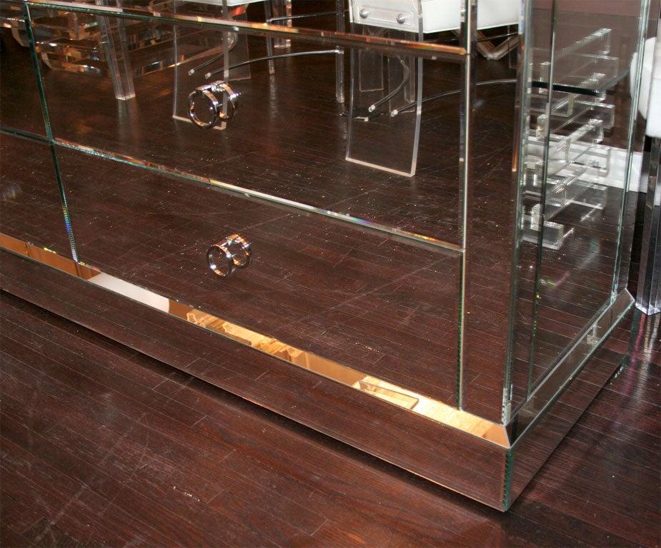 Commode à miroir à 6 tiroirs, fabriquée sur mesure. Ce modèle original de Venfield est à la fois fonctionnel et élégant. Entièrement plaqué en miroir, il comporte 6 tiroirs à fermeture facile, tous dotés d'un intérieur préfini ou en laque satinée.