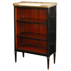 Chic lacquered bookcase / display cabinet
