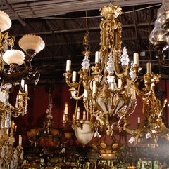 Antiker Kronleuchter. Vergoldeter Chandlier aus Bronze mit Kristall