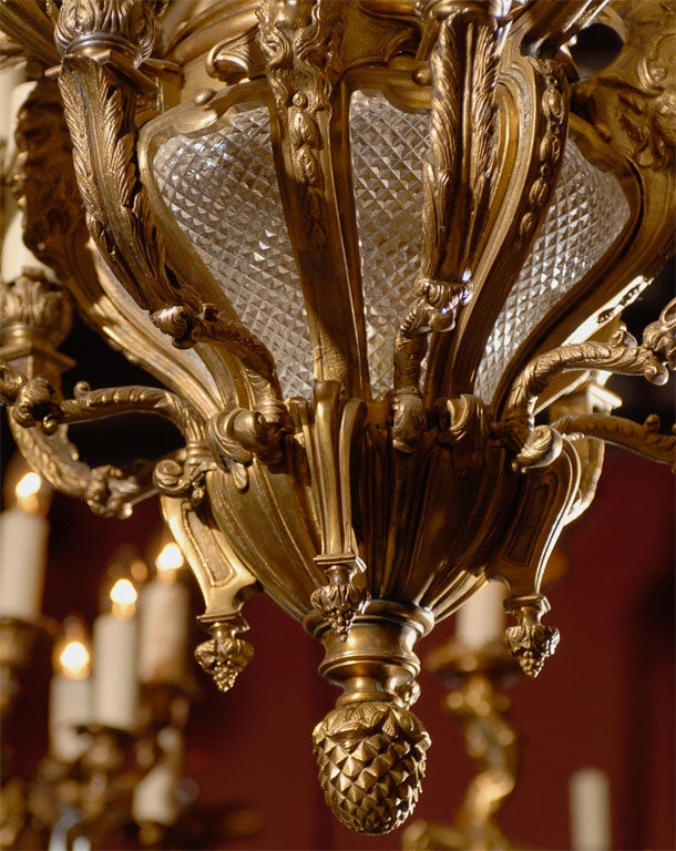 Antiker Kronleuchter. Vergoldeter Chandlier aus Bronze mit Kristall im Angebot 3