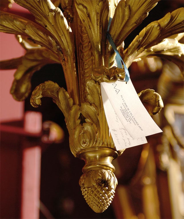 Antiker antiker Kronleuchter im Louis-XVI-Stil (Goldbronze) im Angebot