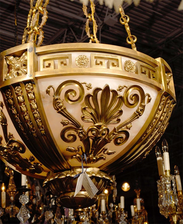 Français Plafonnier ancien en bronze doré et albâtre en vente