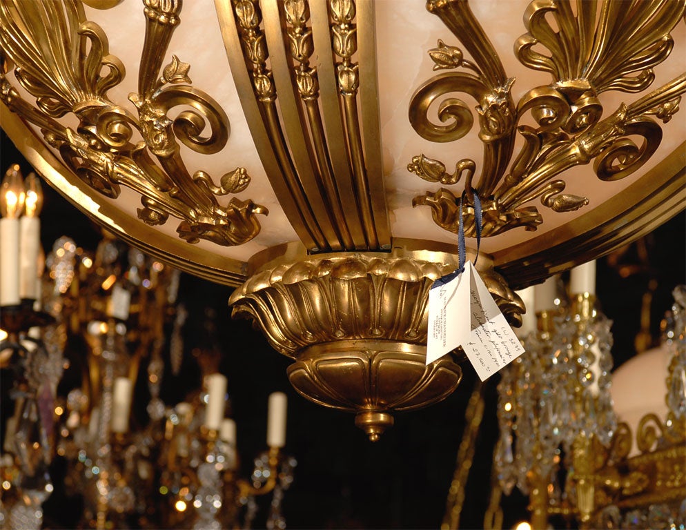 Plafonnier ancien en bronze doré et albâtre Excellent état - En vente à Atlanta, GA