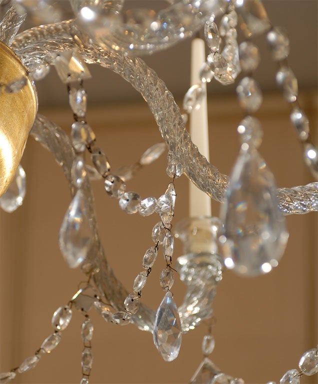 A Fine 18th Century Venetian Crystal Chandelier with Gilt Detail For Sale 3