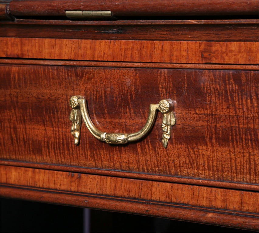 An English 19th century Carlton House desk. For Sale 2