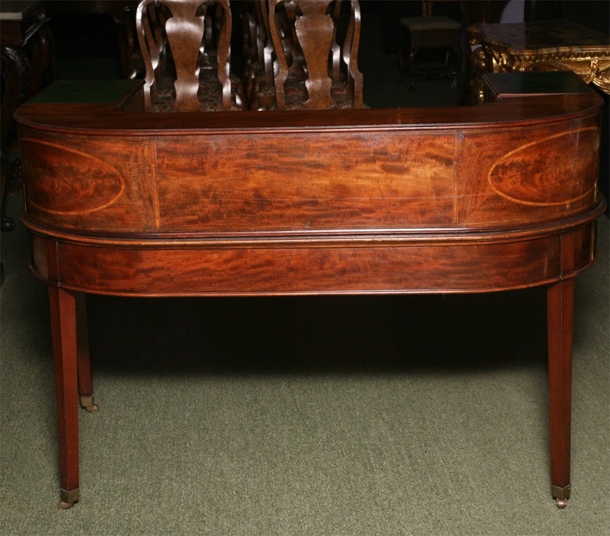 An English 19th century Carlton House desk. For Sale 3