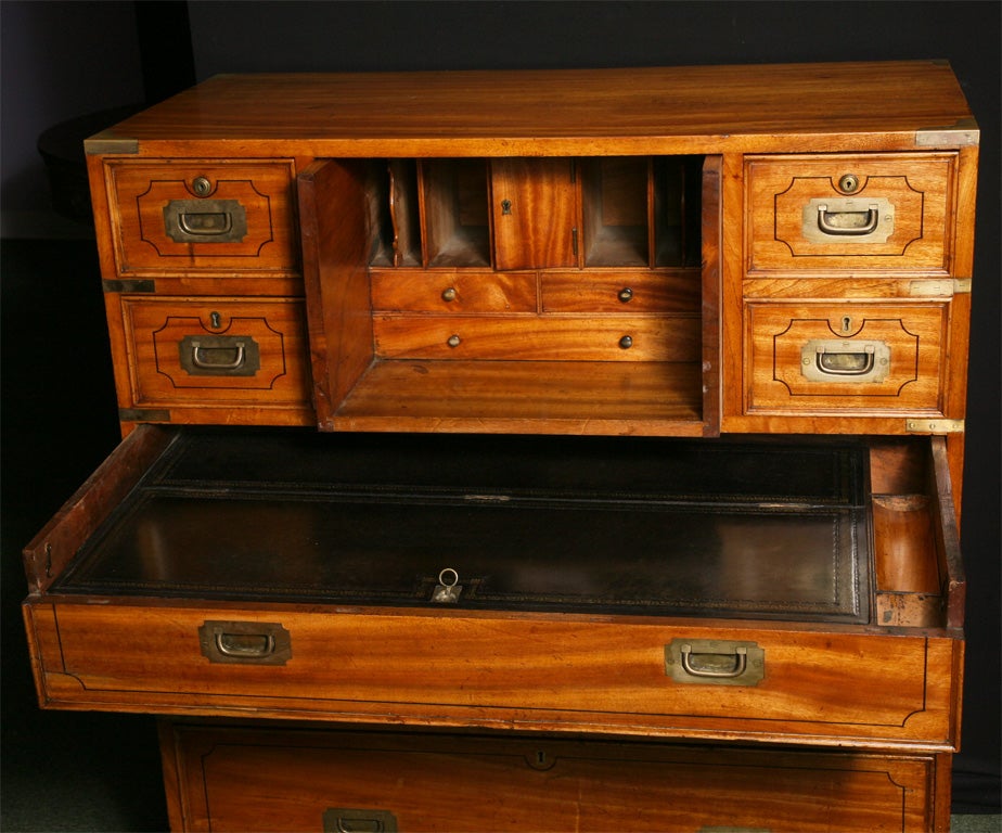 A very good 19th century Colonial chest of drawers. In Excellent Condition For Sale In Miami, FL
