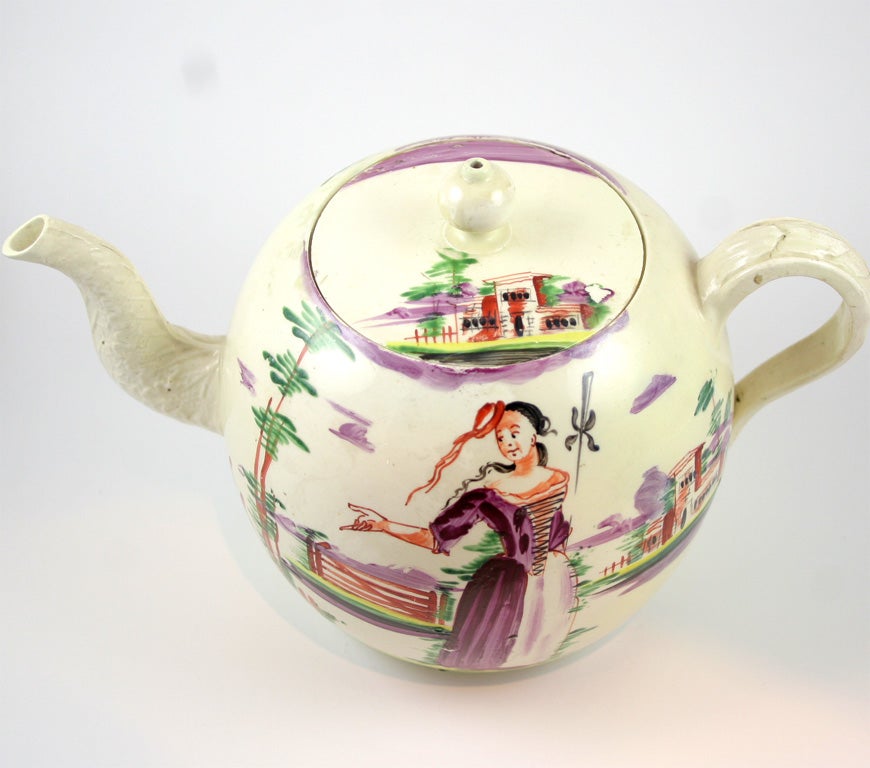 English Creamware Teapot In Excellent Condition For Sale In New York, NY