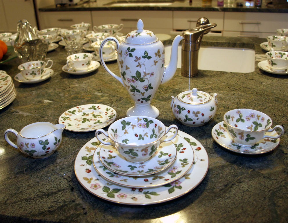 Wild set of Wild Strawberry by Wedgewood!