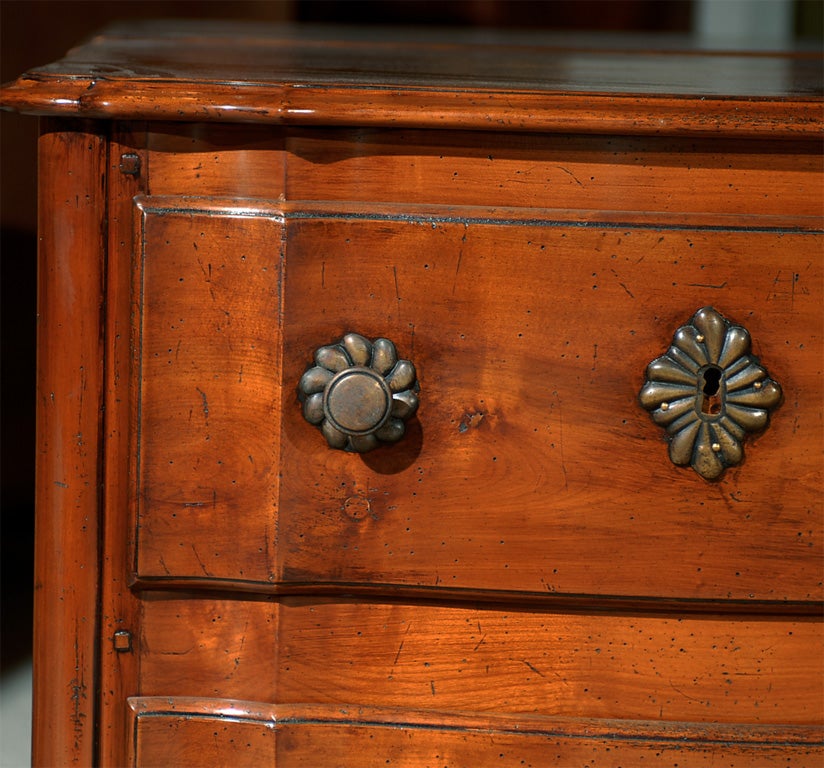 French Provincial chest In Excellent Condition For Sale In Atlanta, GA