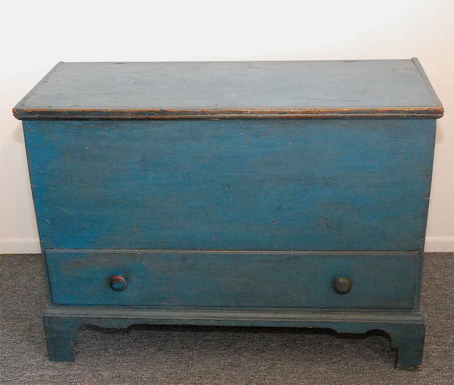 American EARLY 19THC BLUE PAINTED  ONE DRAWER NEW ENGLAND CHEST