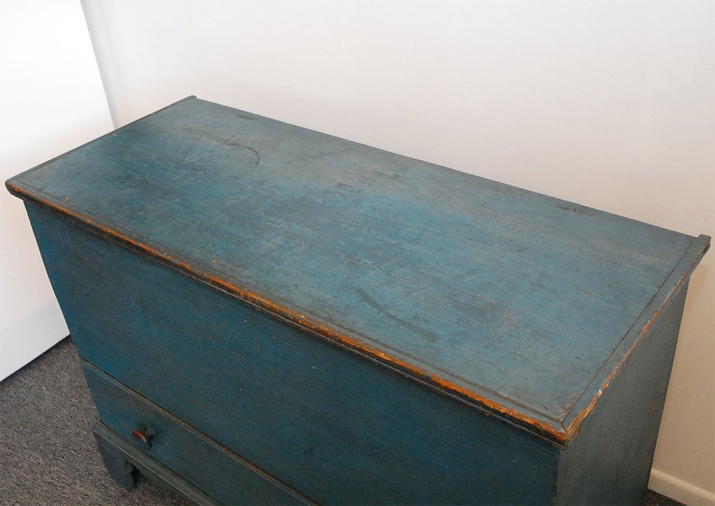 EARLY 19THC BLUE PAINTED  ONE DRAWER NEW ENGLAND CHEST 1