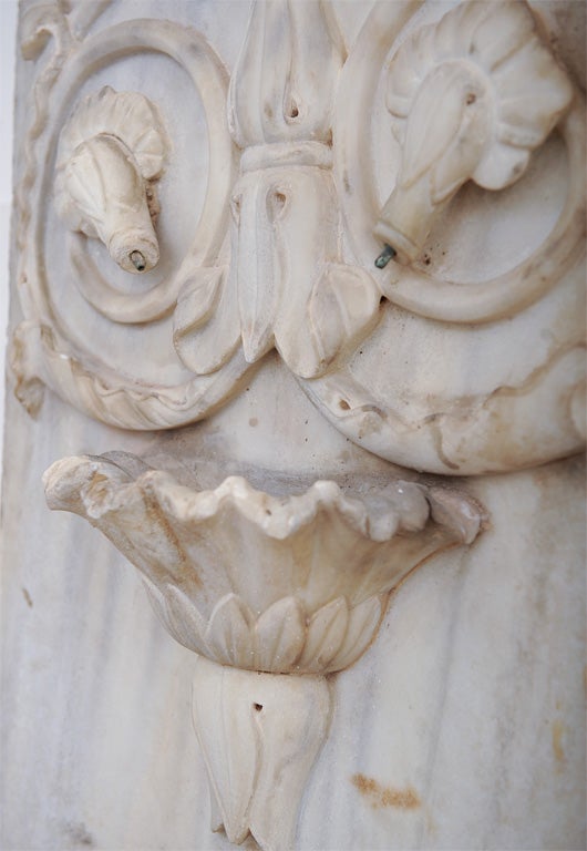 Marbre de Carrare Fontaine en marbre blanc de Carrare en vente