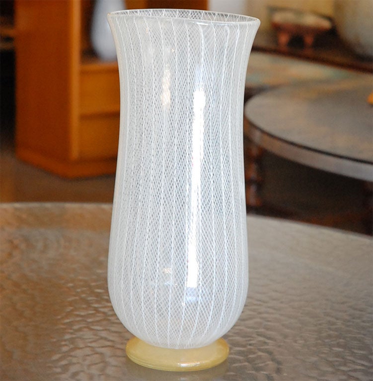 Large murano vase in laticcino and gold dust
