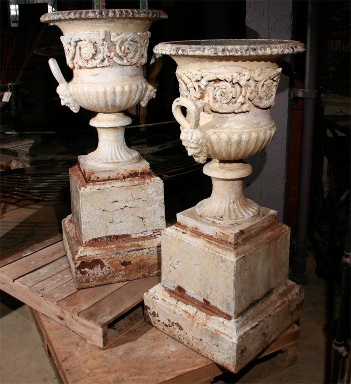 Pair of English 19th century cast iron urns For Sale 3