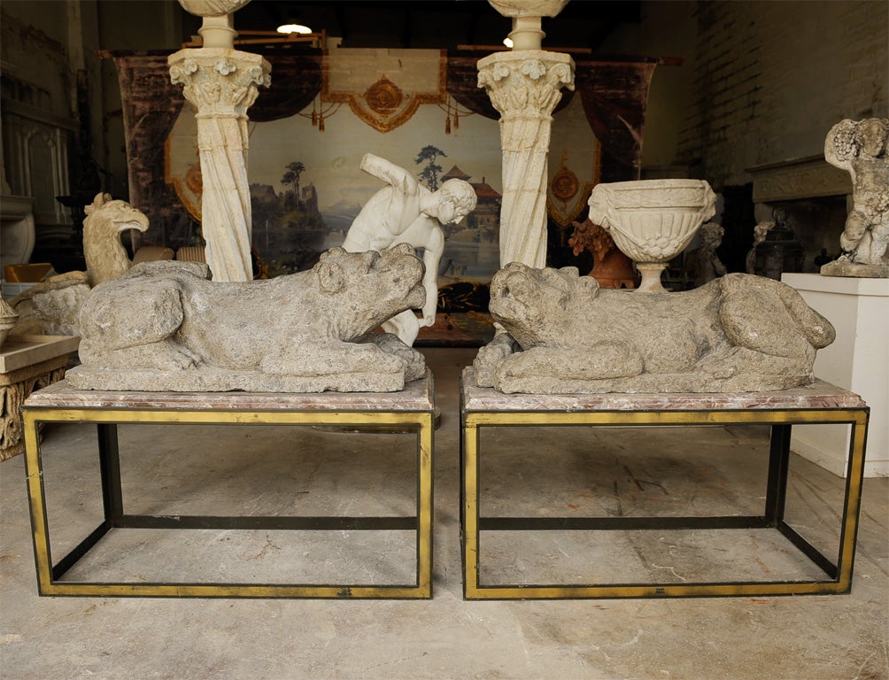 Rare pair of carved Italian Lions, 17th c. In Excellent Condition For Sale In Queenstown, MD