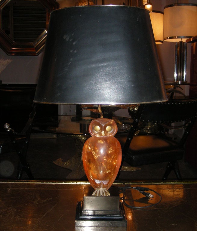 1970s lamp with an orange resin owl set on a black lacquer wood base. Original shade in good condition.