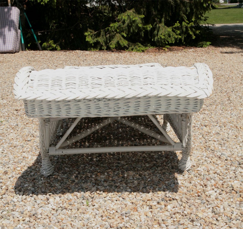 BAR HARBOR WICKER FAINTING COUCH In Excellent Condition In Sheffield, MA