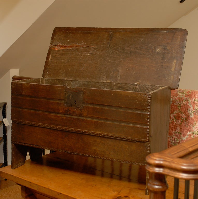English Georgian Carved Oak Coffer with Simple Shape from the Early 18th Century For Sale 2