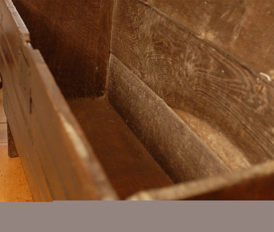 English Georgian Carved Oak Coffer with Simple Shape from the Early 18th Century For Sale 3