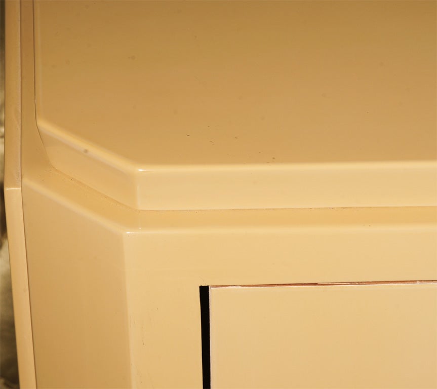 Credenza o commode laccata Art Déco francese, attribuita a Maison Jansen in vendita 1
