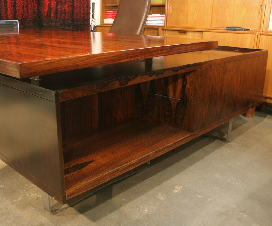 Amazing, stunning, gorgeous! This is the ultimate power desk. The 