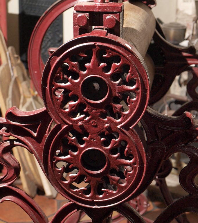 Art Nouveau Cast Iron Mangle In Good Condition For Sale In New Orleans, LA