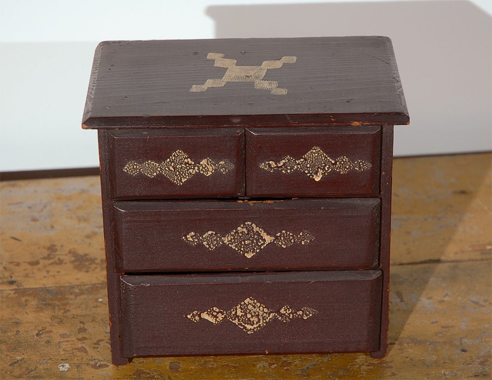 Commode miniature du 19e siècle en peinture d'origine.