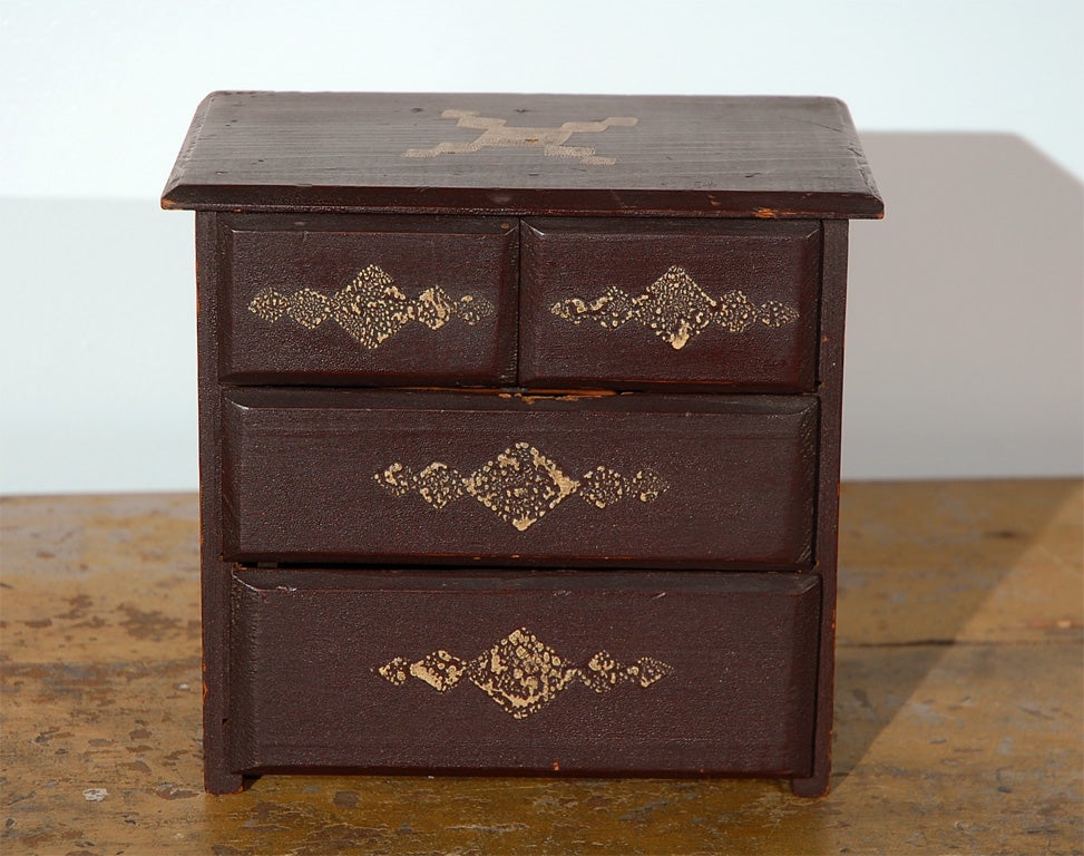 Artisanat Commode miniature du 19ème siècle avec peinture d'origine en vente
