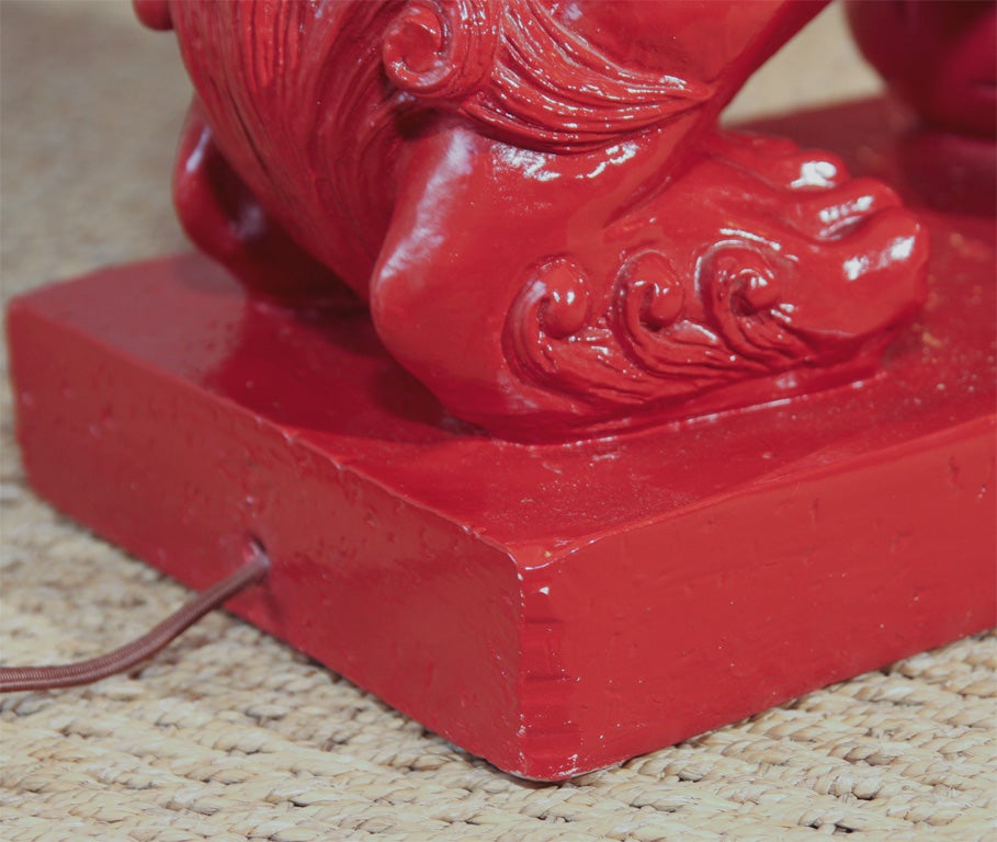 Red lacquered Chinese lion lamps In Excellent Condition In New York, NY